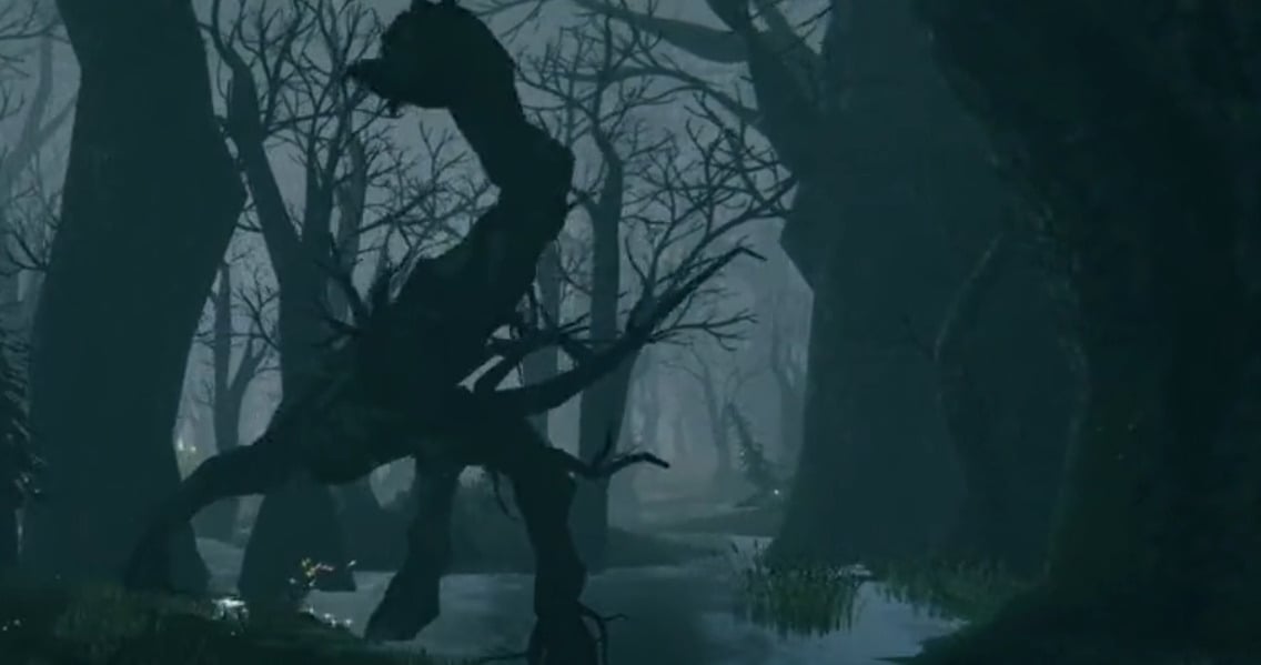 Un grande ceppo d'albero nelle acque della palude dove può apparire un Abominio